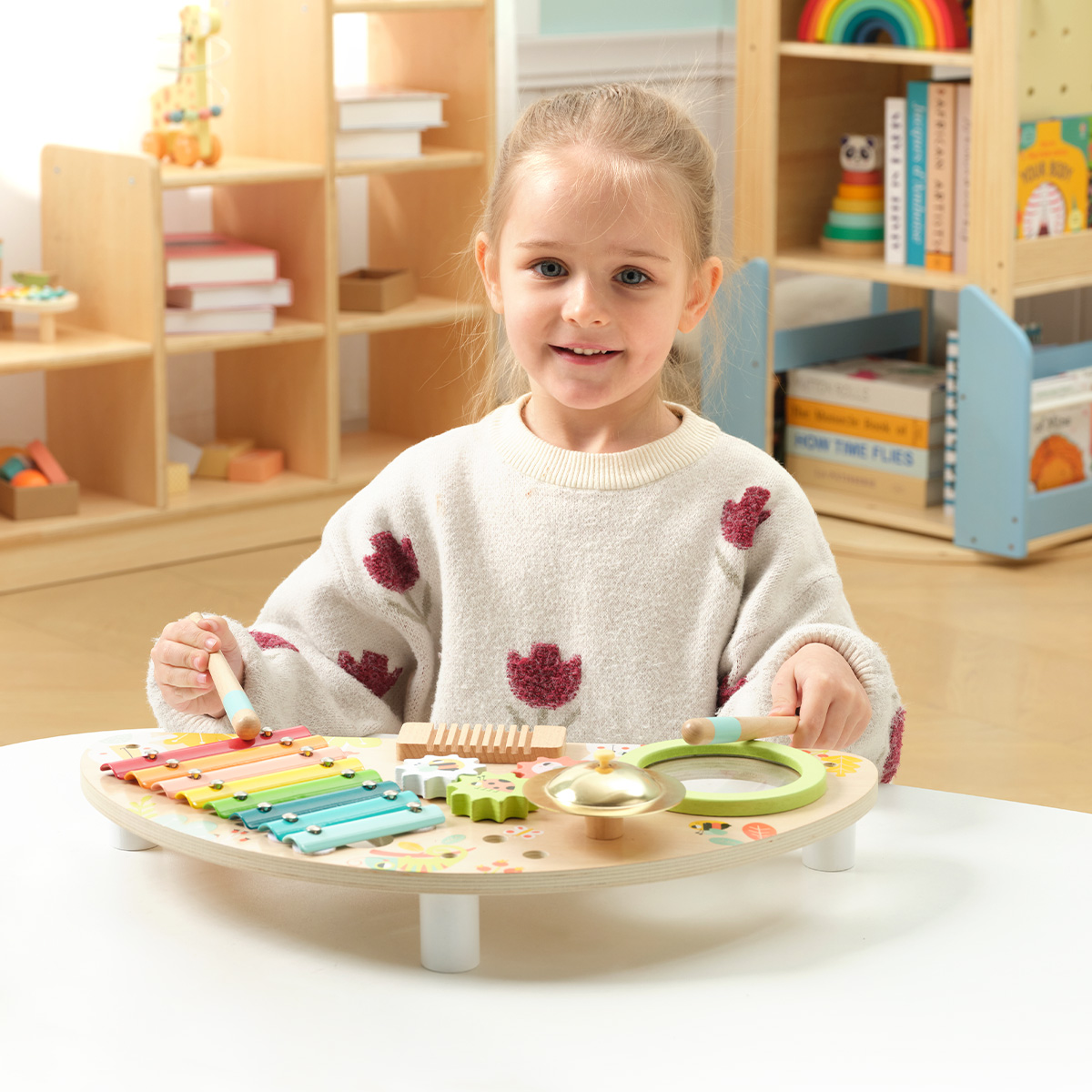 ילדה משחקת בשמחה בצעצוע עץ של ToyToy